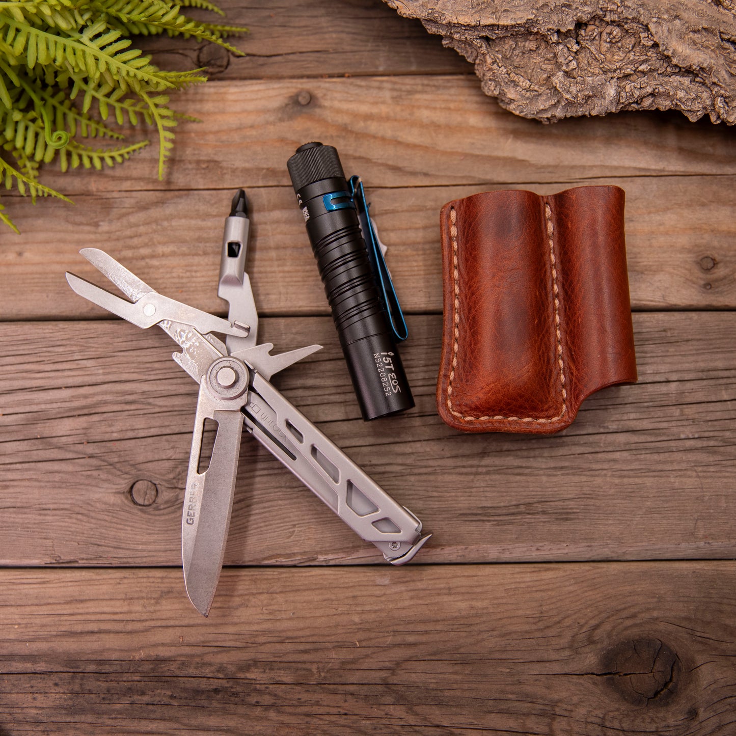 Leather EDC Pocket Organizer – Flashlight & Multi-Tool